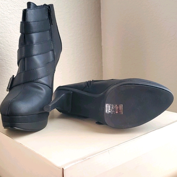 Boots - Picture 3 of 4